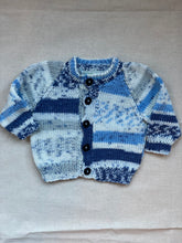 Load image into Gallery viewer, 0-6 months - Blue patterned cardigan
